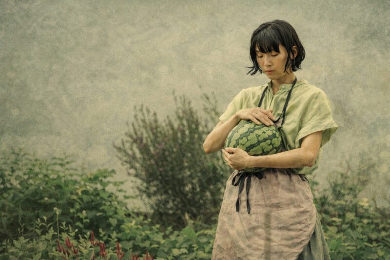 映画「愛に乱暴」 日常の静けさの中で不穏な違和感を抱える女性を描いた象徴的イメージ