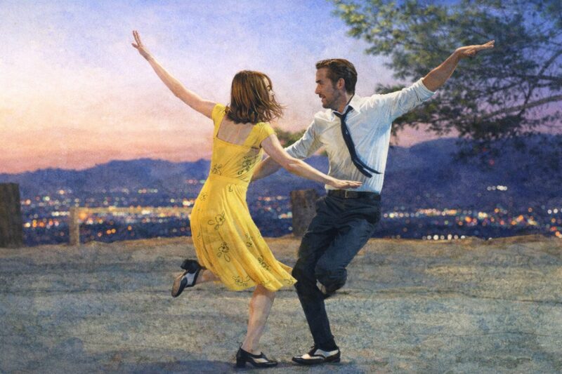 ラ・ラ・ランド（2016）夜景の丘で踊る男女のミュージカルシーン