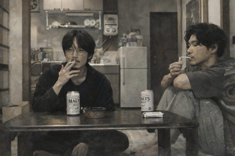 花腐し(2023)|煙草とビールを手に沈黙する二人の男、停滞した時間と関係性を象徴する室内シーン