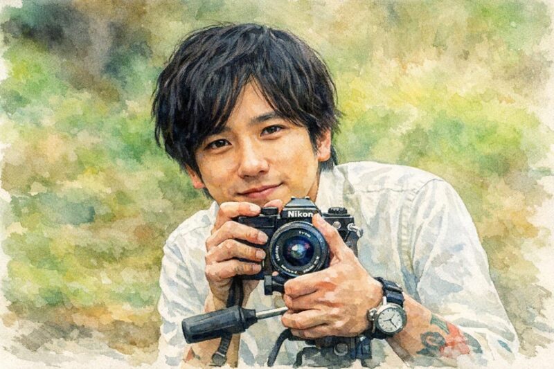 映画『浅田家!』でカメラを構える主人公の男性を水彩風に描いたイラスト